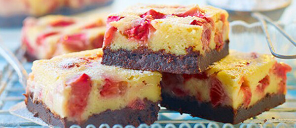 Ëmbëlsirë me çokollatë dhe luleshtrydhe