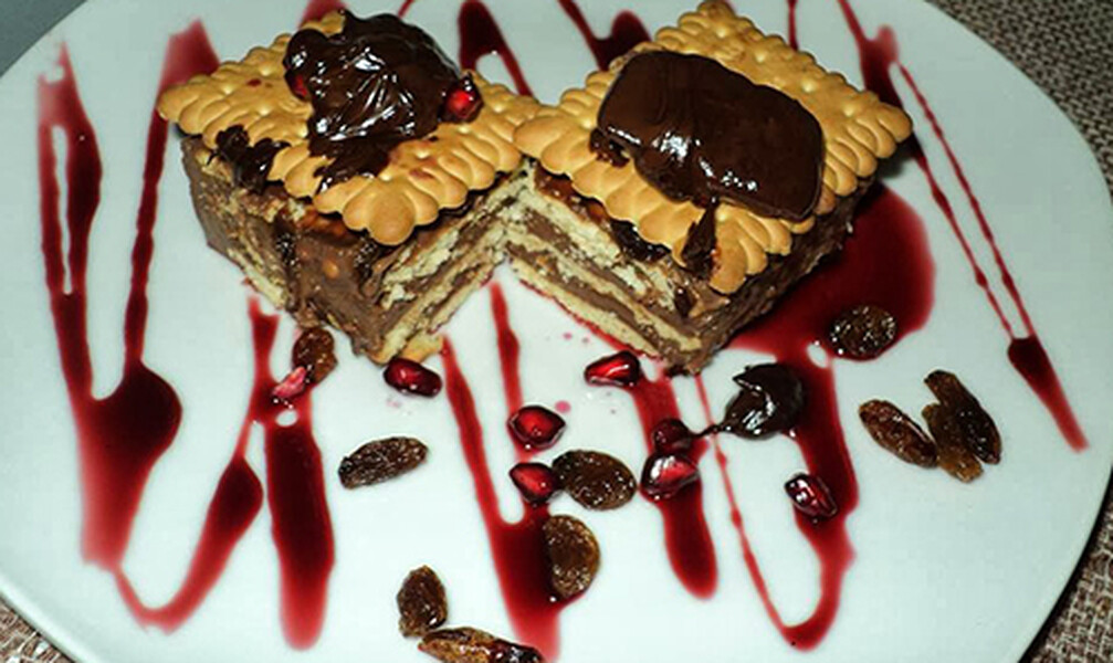 Ëmbëlsirë me biskota dhe fruta pylli