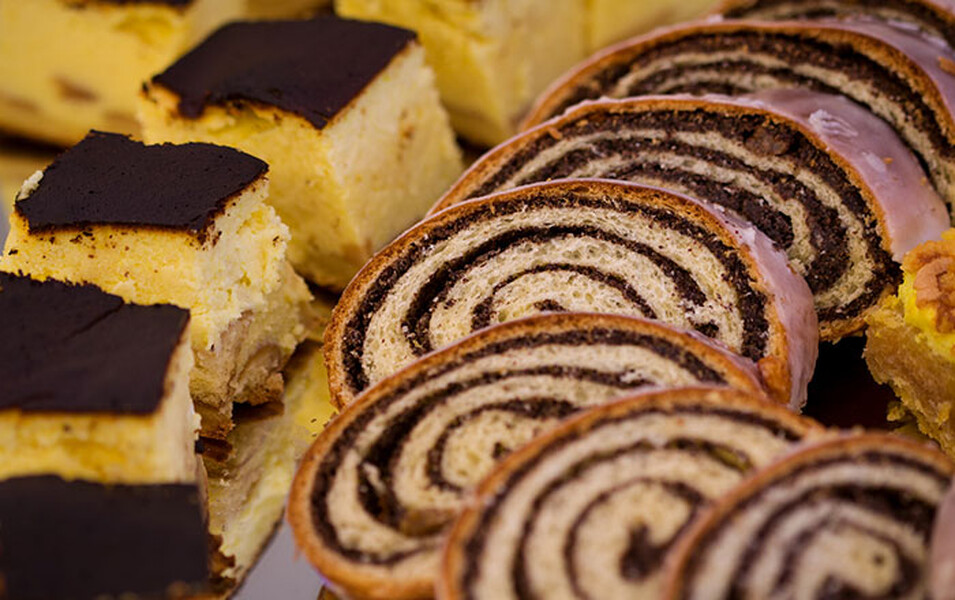 Strudle me fara lulekuqeje (mak) dhe arra