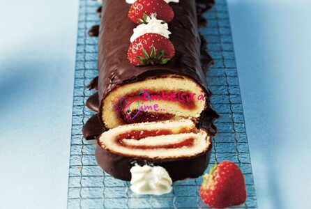 Roladë me çokollatë dhe luleshtrydhe