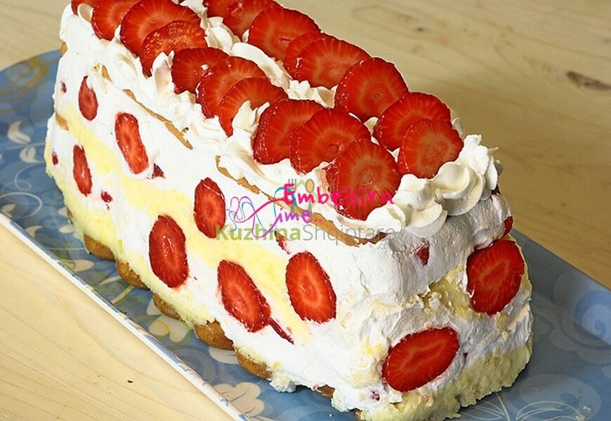 Tortë kremoze me luleshtrydhe