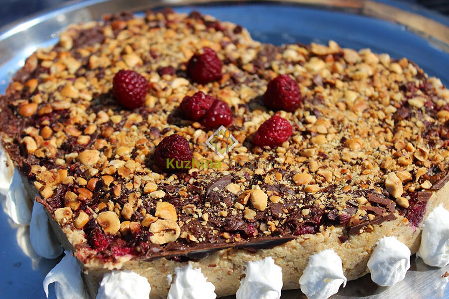 Tortë me biskota dhe mjedra