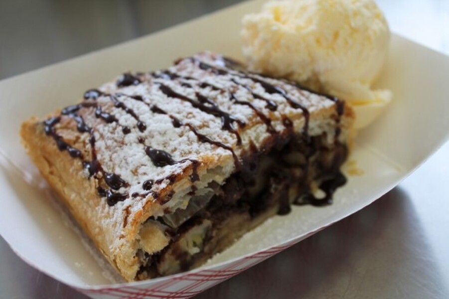 Strudel me çokollatë dhe dardha