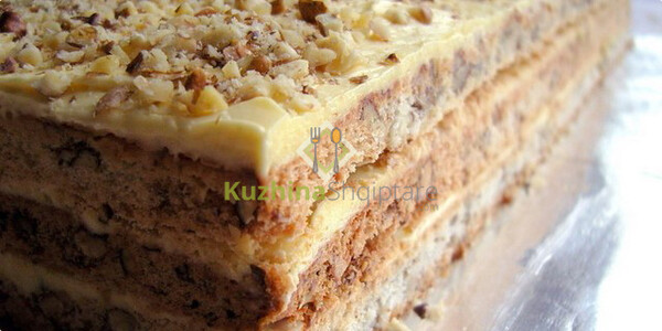 Tortë e shkrift me arra