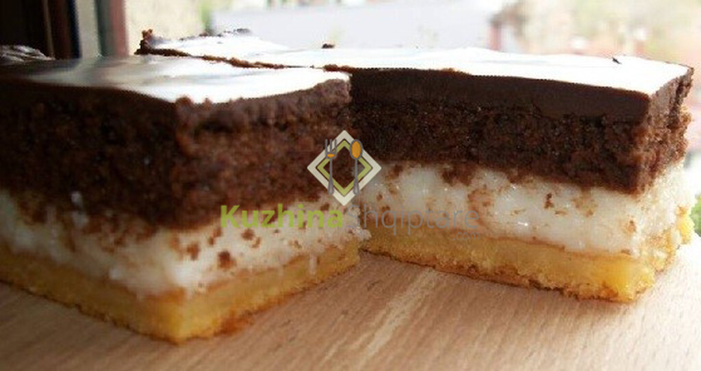 Ëmbëlsirë me tre shtresa