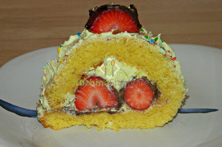 Rolatë me luleshtrydhe (dredhëza)