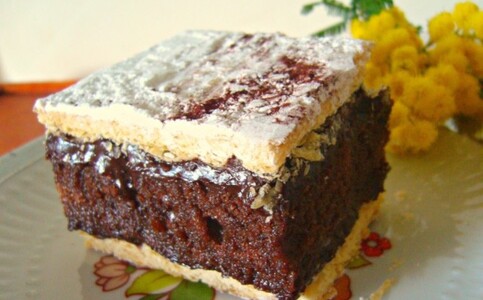 Tortë sfoljatë me çokollatë