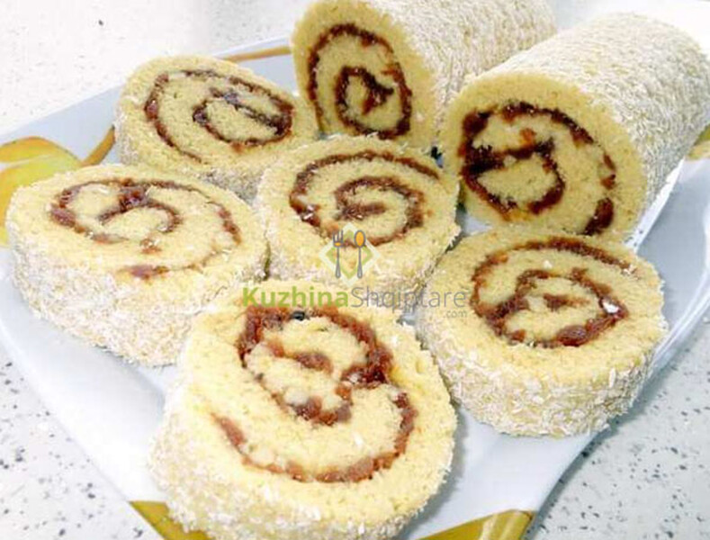 Roladë me marmelatë dhe arra