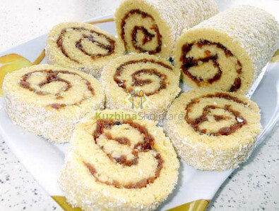 Roladë me marmelatë dhe arra