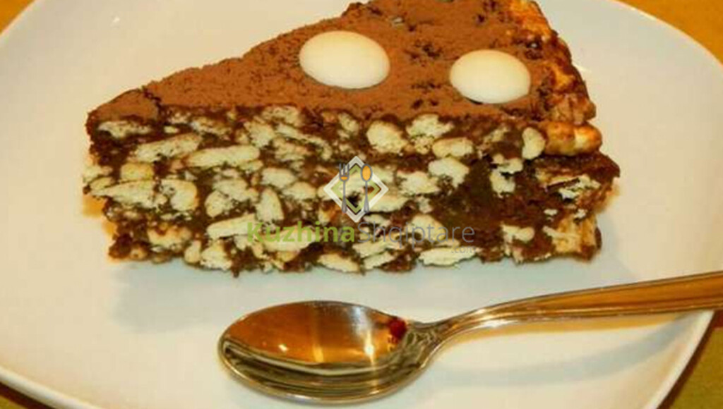 Tortë me rrushë të thatë dhe kajsi