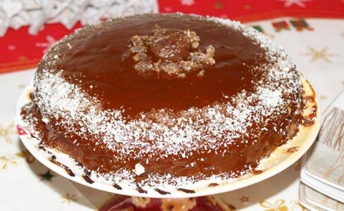 Tortë me miell gështenjash dhe salcë karameli të kripur