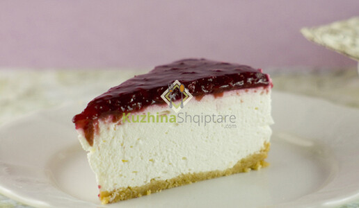 Cheesecake me çokollatë të bardhë dhe vishnje