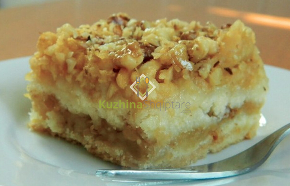 Ëmbëlsirë me mollë dhe grizë