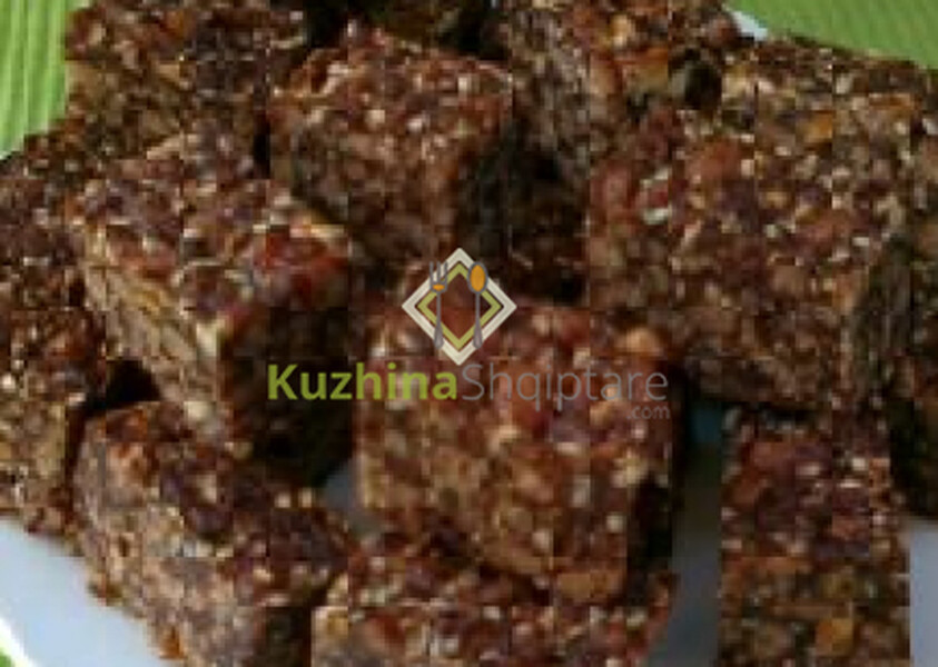 Ëmbëlsirë me arra, mjaltë dhe kornflex