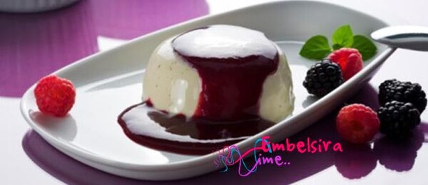 Ëmbëlsirë bavareze me kos e salcë frutash pylli