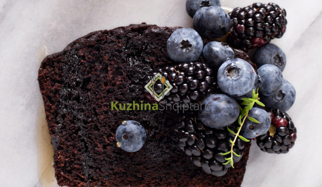 Tortë e zezë me xhem boronicash