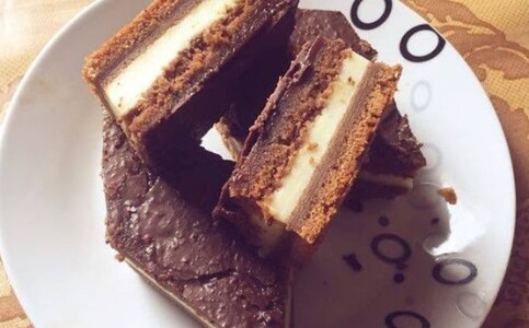 Tortë me kakao dhe çokollatë