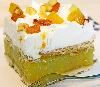 Tortë kremoze me shije frutash