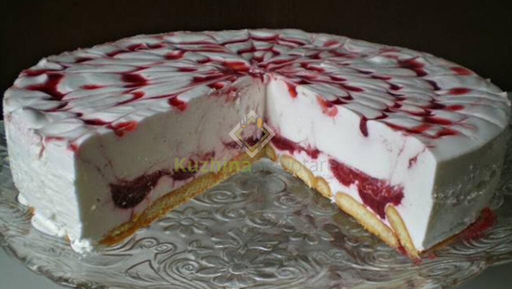 Tortë kremoze me shije dredhëze(luleshtrydhe)
