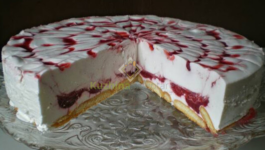 Tortë kremoze me shije dredhëze(luleshtrydhe)