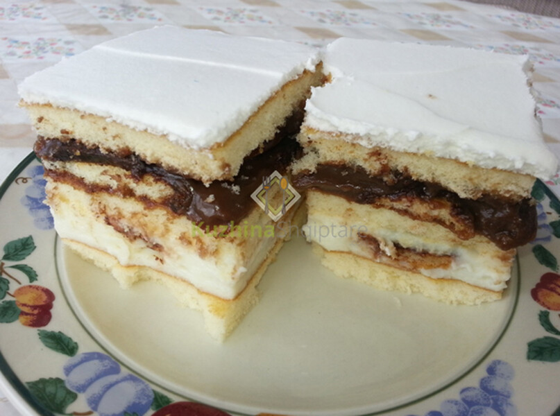 Tortë me petë të gatshme dhe krem