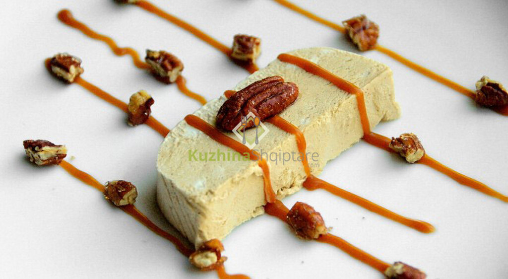 Embëlsirë me sheqer të kaftë dhe kanellë