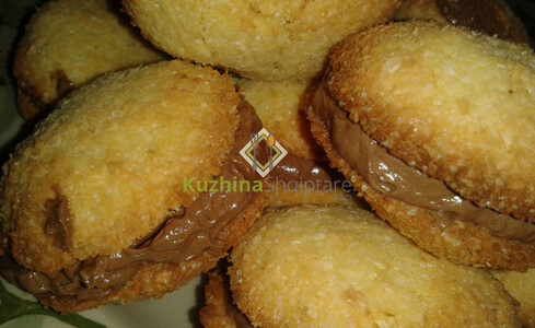 Biskota me kokos dhe mbushje çokollate