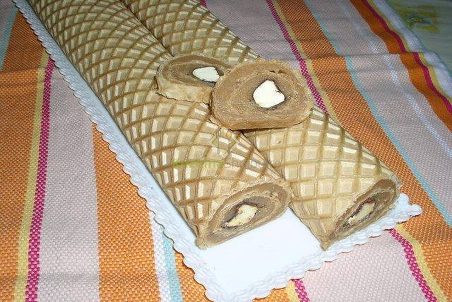 Rolatë me fletë obllande dhe biskota