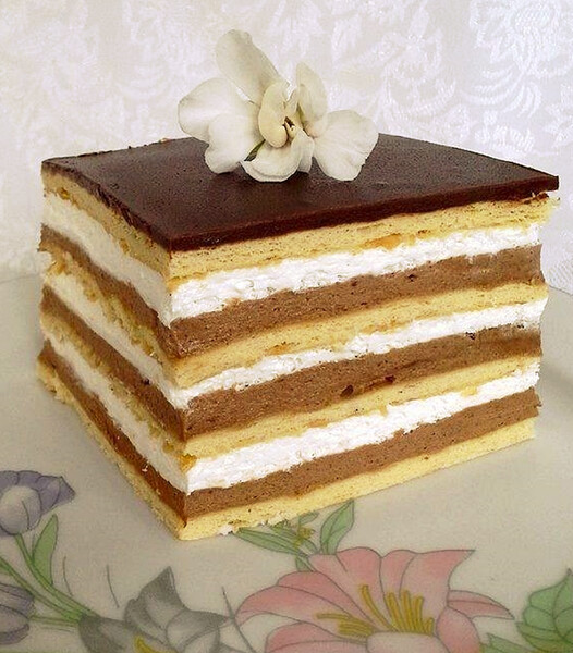 Tortë me petë të gatshme