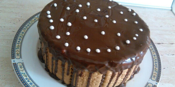 Tortë rrethore me biskota