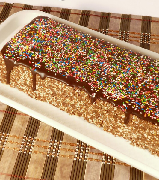 Tortë me llokume dhe susam