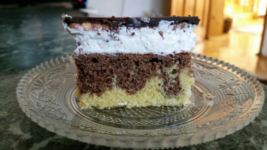 Tortë valë-valë dhe me qershi