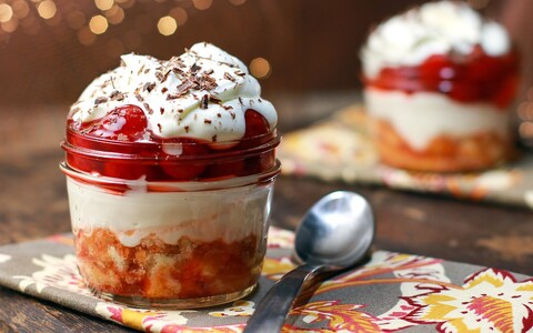 Ëmbëlsirë në gotë me biskota, kos dhe qershi