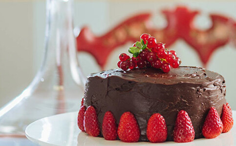 Tortë me çokollatë dhe luleshtrydhe