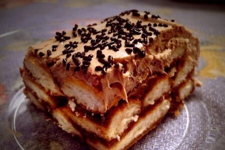 Tortë me biskota dhe marmelatë