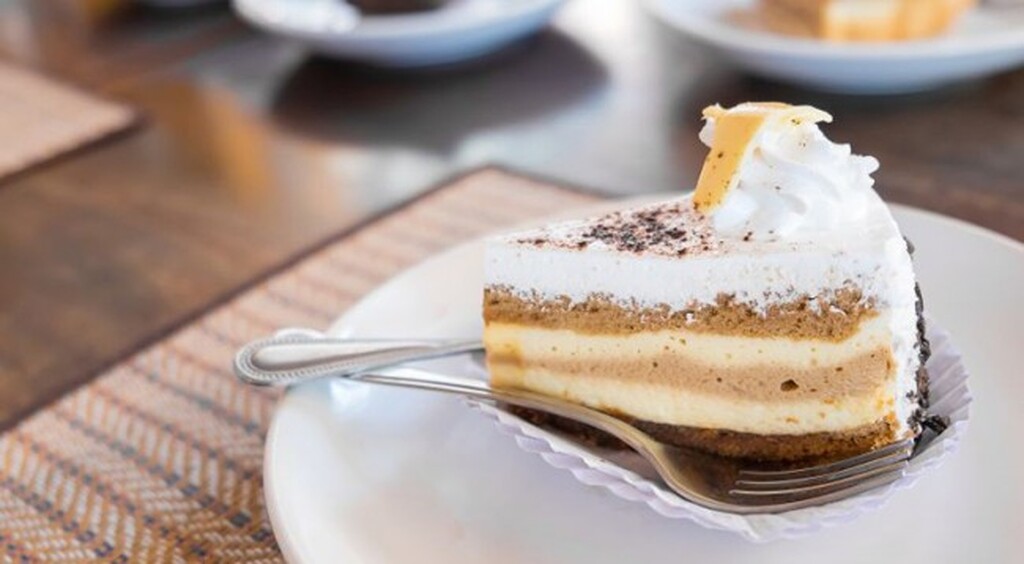 Ëmbëlsirë e cila nuk piqet: Recetë e shijshme me lajthi, kokos dhe çokollatë