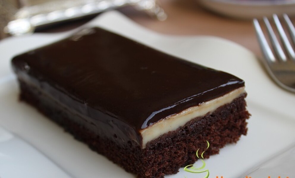 Kek me puding të luleshtrydhës