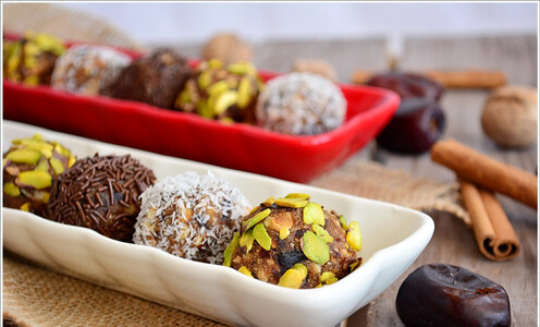 Topëza me hurma dhe lajthi