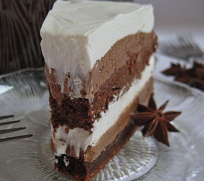 Tortë shtresore me çokollatë