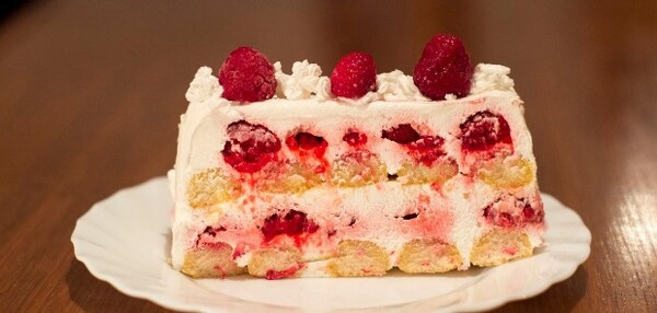 Tortë me pishkotë dhe mjedra