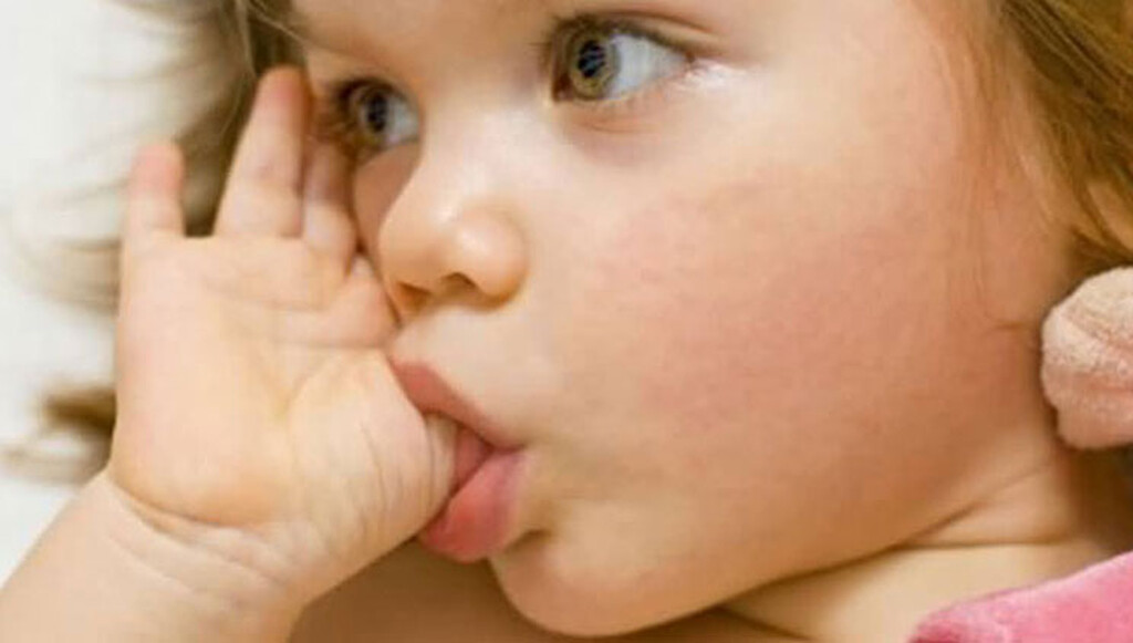 Reagojnë mjekët, ja përse duhet t’i lini fëmijët të thithin gishtin e madh