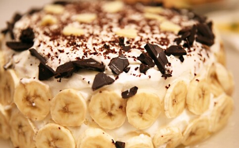 Tortë e shpejtë me banane: Përzien, bën fillin, e ha për 15 minuta!