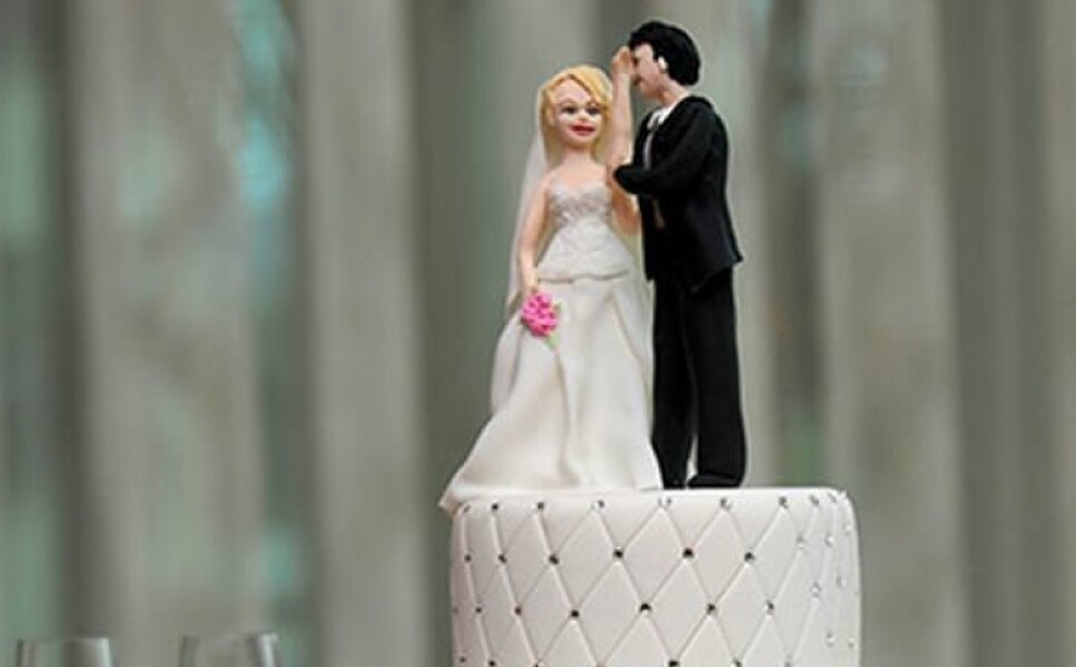 Të ftuarit mbetën gojëhapur! Ky çift nuk preu tortë në martesën e tij, por…(Foto)