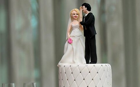 Të ftuarit mbetën gojëhapur! Ky çift nuk preu tortë në martesën e tij, por…(Foto)